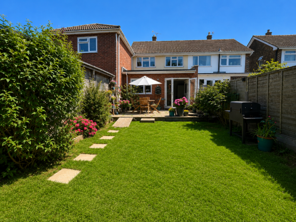 4 bed property, in Upper Free Down, £400,000