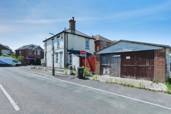 1 bed property, in Malvern Road, £110,000