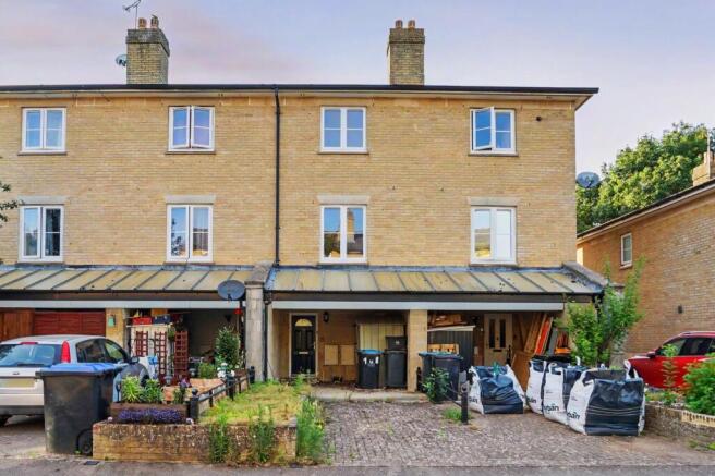 3 bed property, in Bartlett Close, £250,000