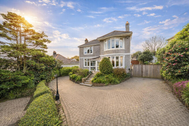 4 bed property, in Edgcumbe Road, £550,000