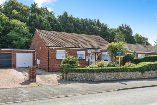 2 bed property, in Waveney Road, £290,000