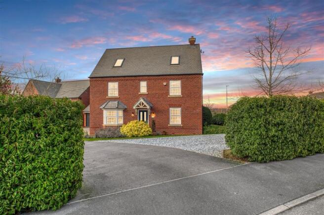 6 bed property, in Nightingale Way, £650,000