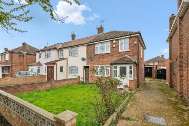 3 bed property, in Balmoral Drive, £519,950