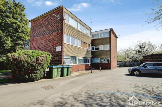 2 bed property, in Crathie Close, £67,000