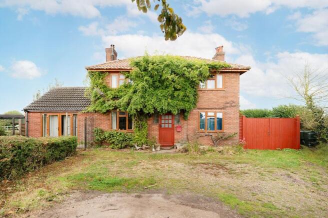 3 bed property, in Main Road, £475,000