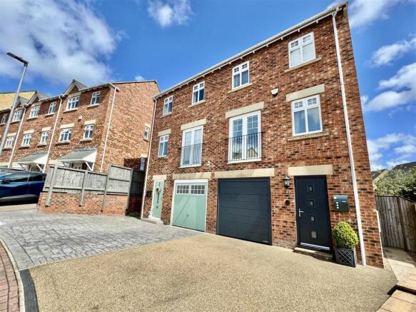 4 bed property, in Heathcote Close, £300,000