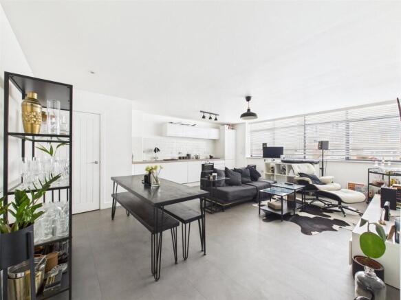 2 bed property, in Three Cocks Lane, £165,000
