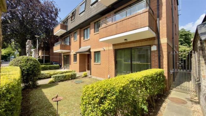 2 bed property, in Huntly Grove, £162,500