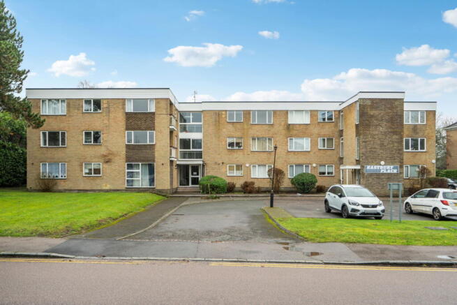 2 bed property, in Eastbury Avenue, £400,000