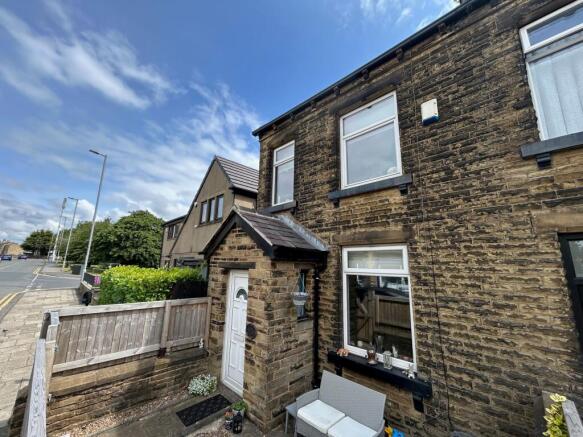 2 bed property, in Huddersfield Road, £144,950