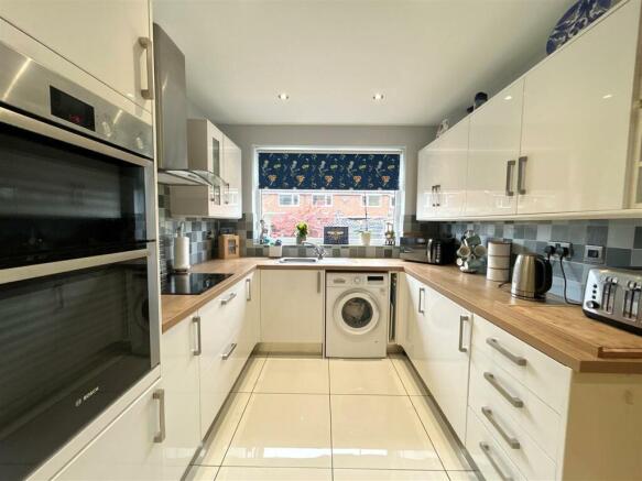 3 bed property, in Eastleigh Road, £372,500