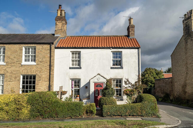 2 bed property, in Main Street, £200,000