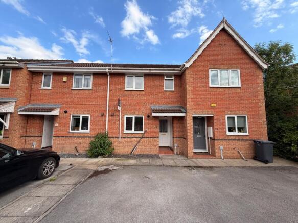 2 bed property, in Syon Park Close, £215,000