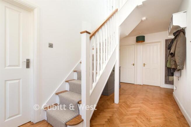 4 bed property, in Grange Close, £900,000