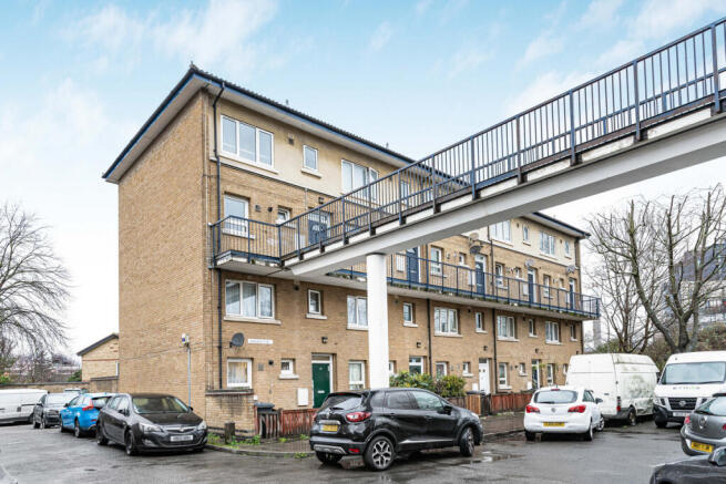 2 bed property, in Archer Square, £350,000