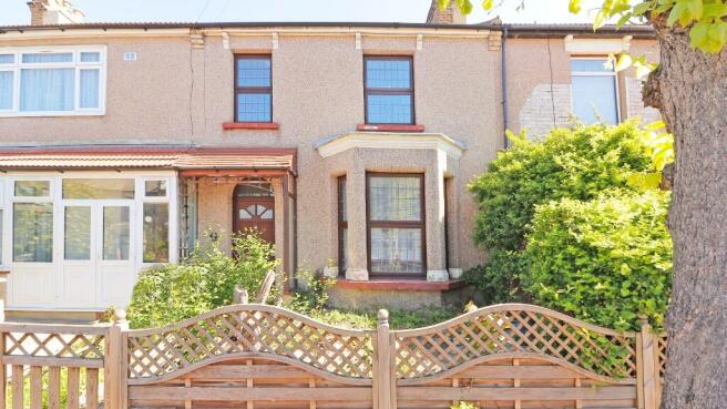 3 bed property, in First Avenue, £415,000