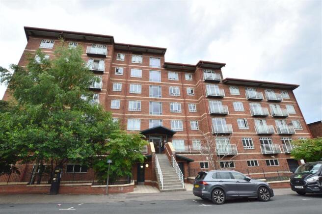 1 bed property, in Osbourne House, £128,000