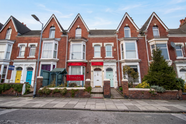 6 bed property, in Mirador Crescent, £450,000