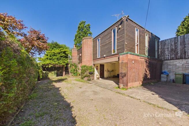 3 bed property, in Whitgreave, £300,000