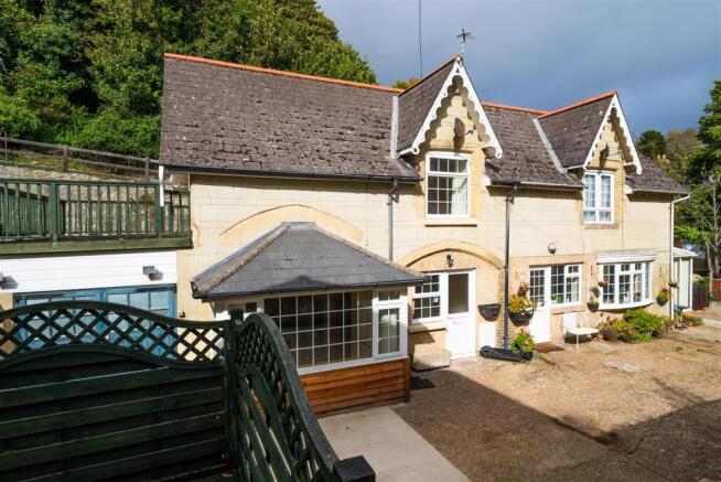 2 bed property, in Quiet Location, £220,000