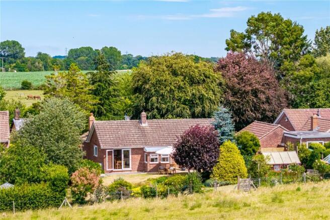 3 bed property, in Patney Road, £425,000