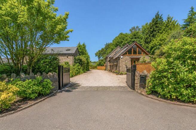 3 bed property, in Croesyceiliog, £625,000
