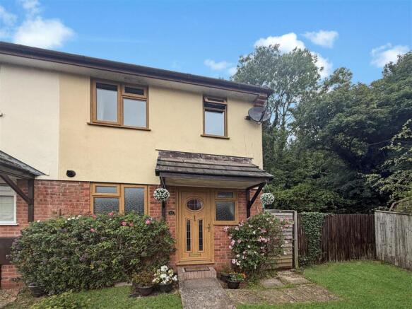 2 bed property, in Meadow Halt, £240,000