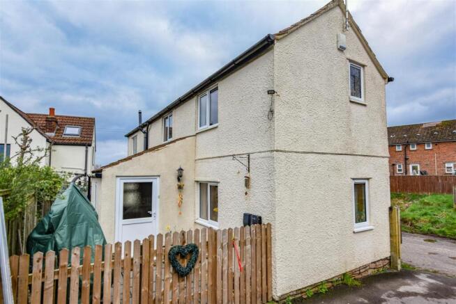 3 bed property, in Lynch Road, £283,000