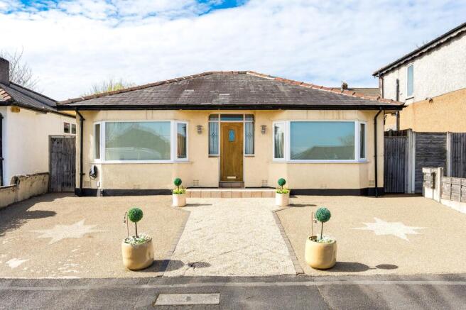 2 bed property, in Hilda Avenue, £335,000