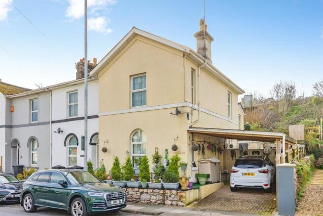 3 bed property, in Avenue Road, £250,000