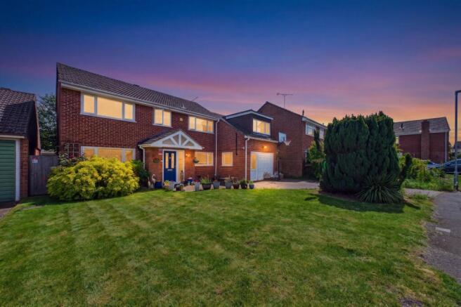 4 bed property, in Annesley Gardens, £800,000