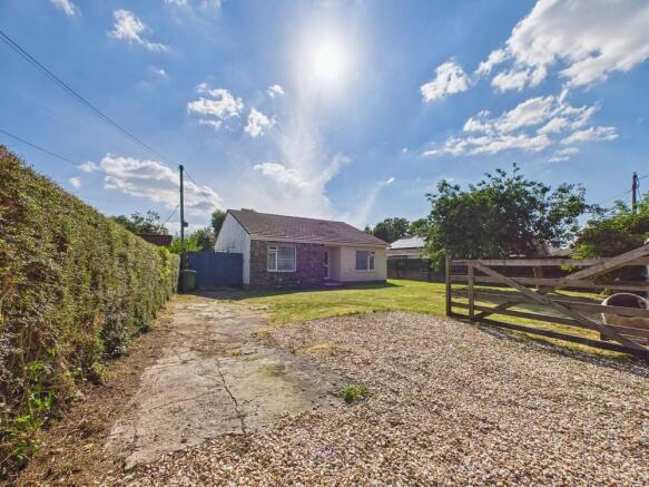 3 bed property, in New Passage Road, £450,000
