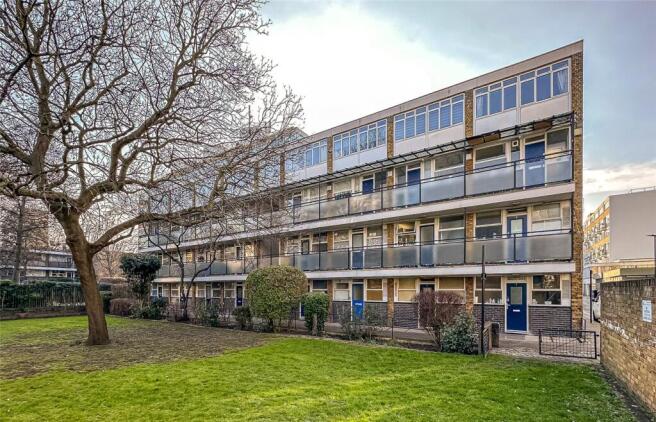 3 bed property, in Churchill Gardens, £499,950