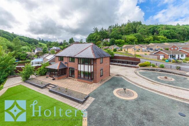 5 bed property, in Llys Clywedog, £525,000