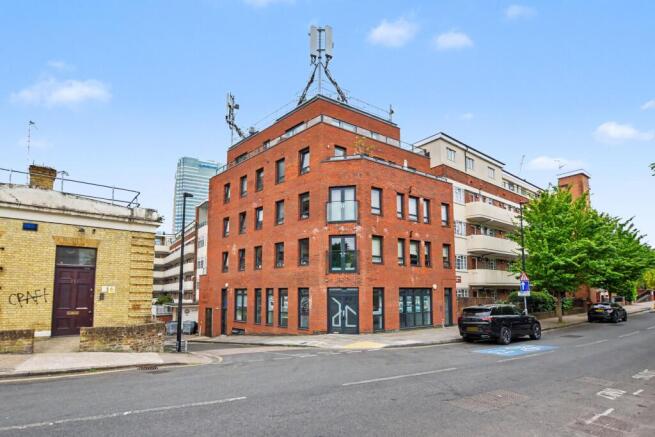 1 bed property, in Poplar High Street, £245,000