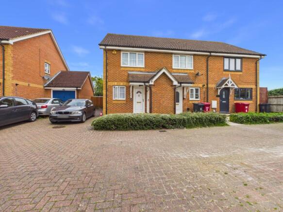 2 bed property, in Gowings Green, £400,000