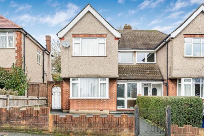 3 bed property, in Whitton Avenue West, £550,000
