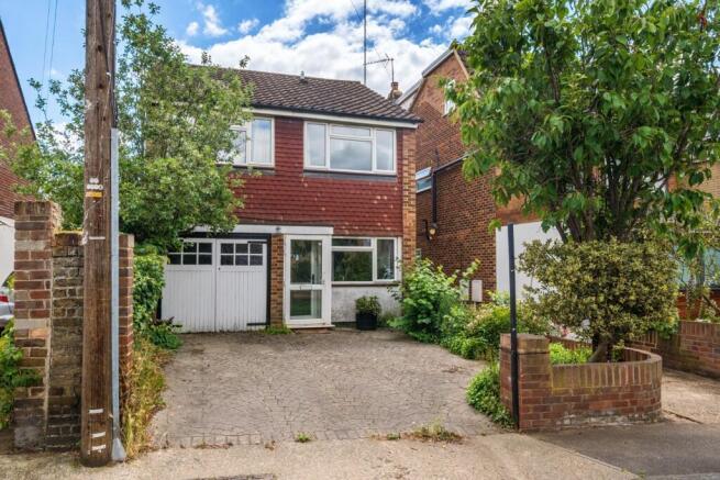 3 bed property, in New Road, £825,000