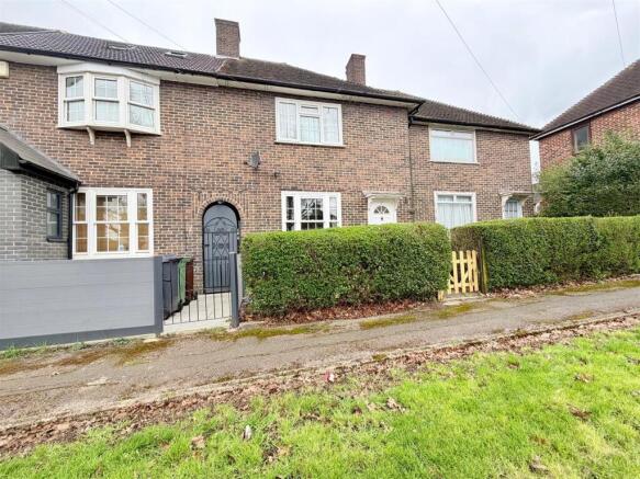 2 bed property, in Manor Farm Drive, £455,000