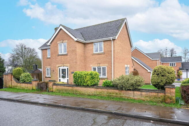 4 bed property, in Meadow Lane, £425,000