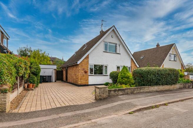 3 bed property, in Orchard Close, £400,000
