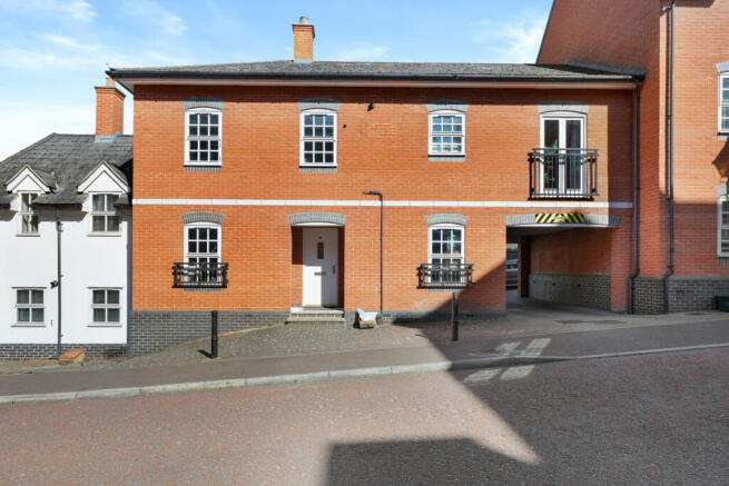 3 bed property, in Waterside Lane, £180,000