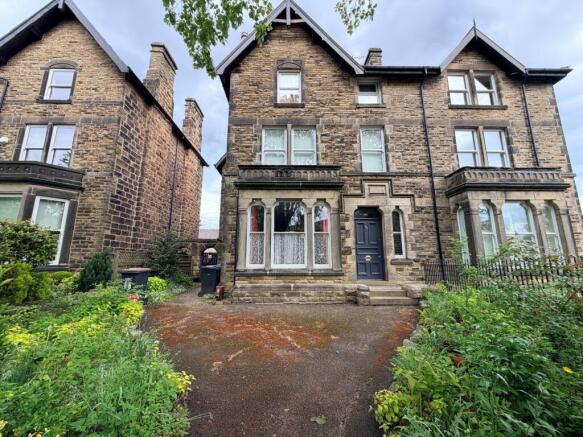 2 bed property, in Franklin Road, £120,000