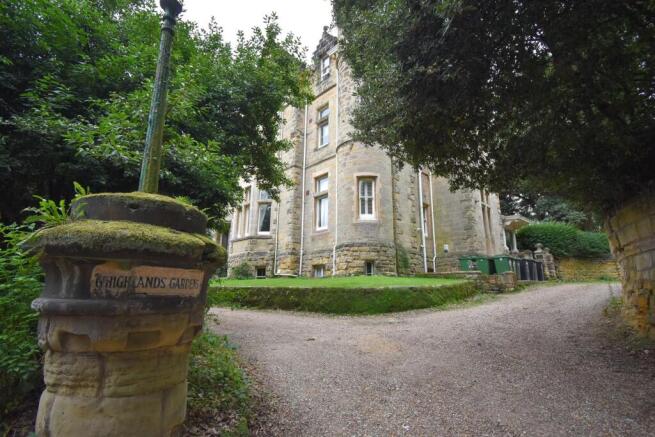 2 bed property, in Highlands Gardens, £325,000