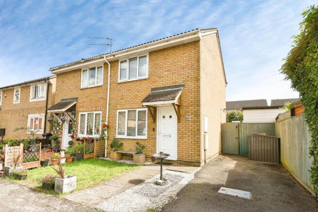 2 bed property, in Meares Drive, £250,000