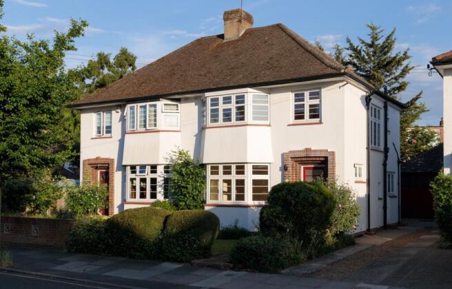 3 bed property, in Court Way, £900,000
