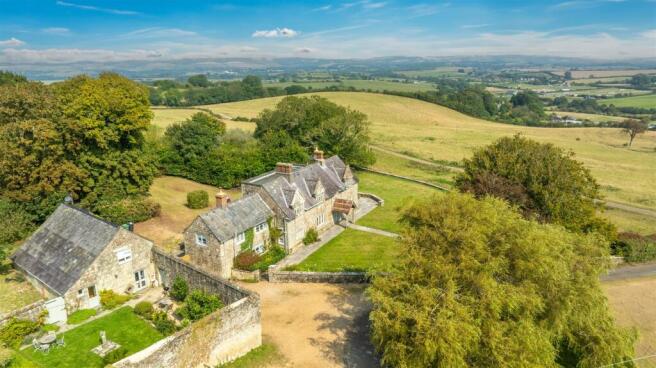 5 bed property, in Appuldurcombe Farmhouse, £1,095,000