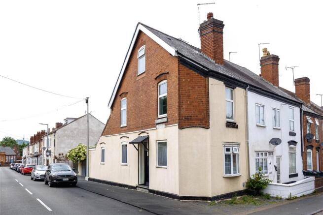 2 bed property, in Farm Road, £145,000