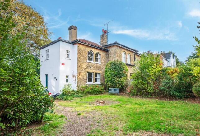 3 bed property, in Mays Hill Road, £695,000