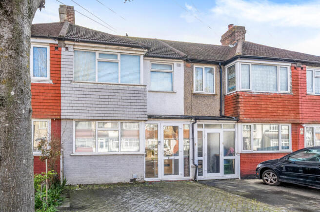 2 bed property, in Rochford Way, £450,000